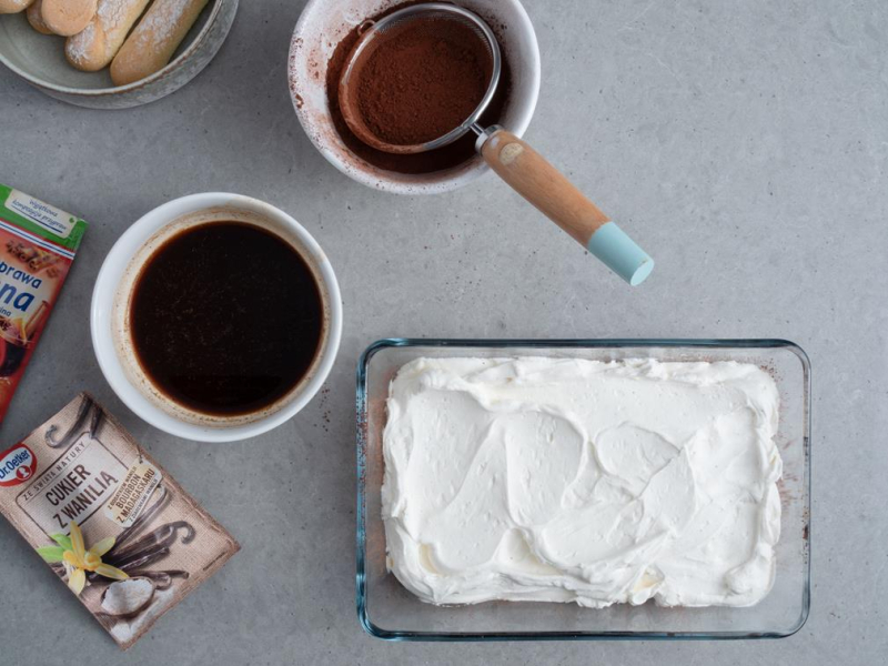 w naczyniu przygotowywane tiramisu obok cukier z wanilia dr. oetkera