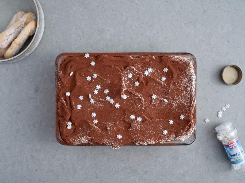 w naczyniu świąteczne tiramisu z cukrowymi śnieżynkam dr. oetkera