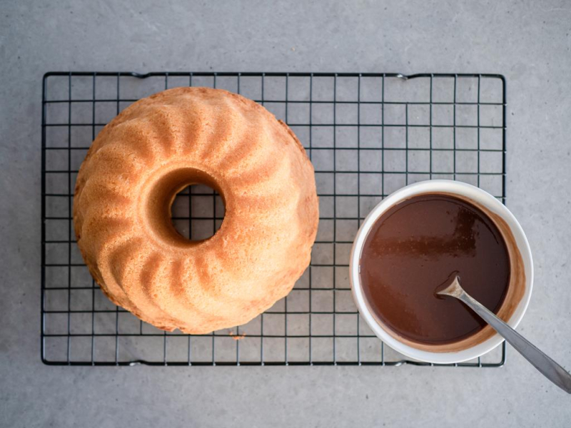 na kratce do studzenia upieczona babka majonezowa, w miseczce czekoladowa polewa