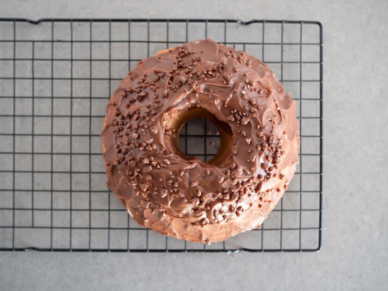 na kratce upieczona babka majonezowa z polewą czekoladową i posypką