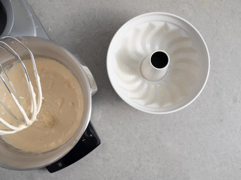 Masa na babkę majonezową obok fo