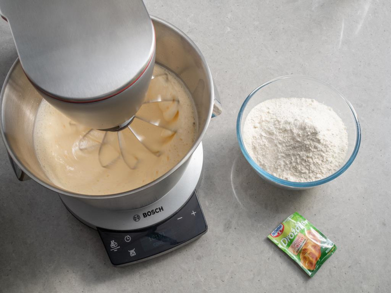 w misie utarte żółtka obok miska z mąką i drożdżami suszonymi Dr.Oetkera