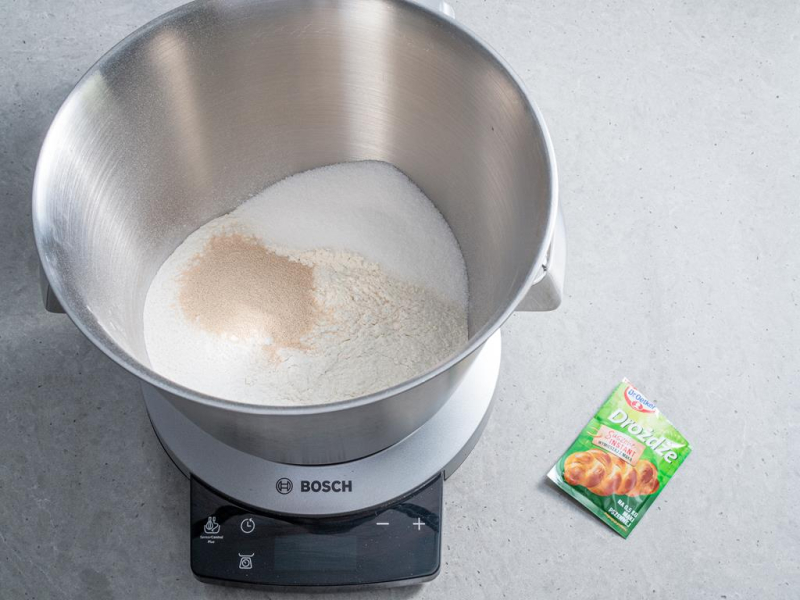 w misie bosch suche składniki na pączki z różą, drożdże suszone instant Dr.Oetkera