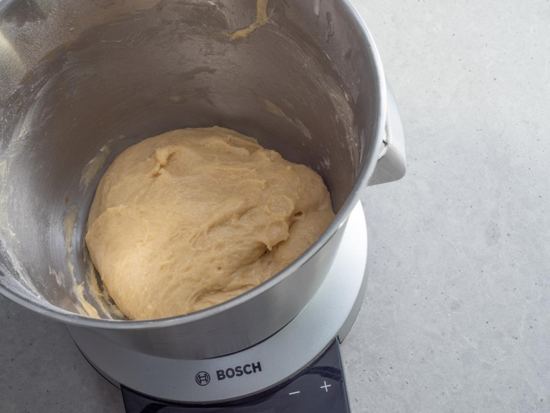 w misie ciasto drożdżowe na pączki z różą