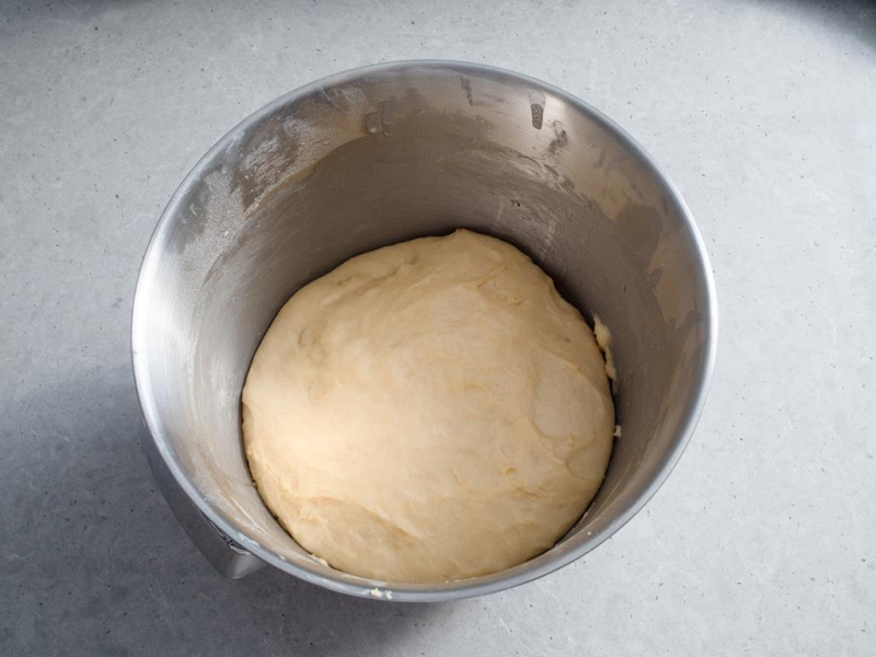 Wyrośnięte ciasto drożdżowe na pączki z różą