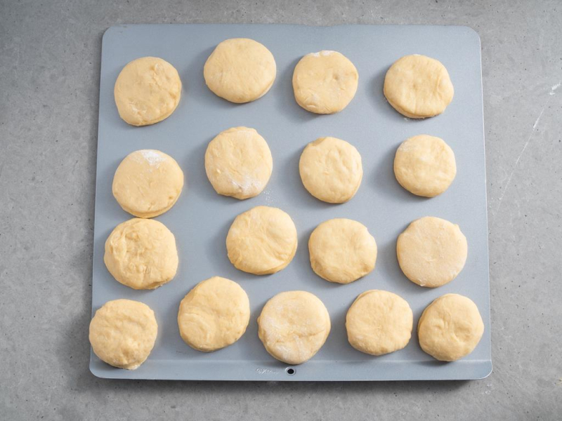 wycięte pączki na blaszce do pieczenia ciastek wilton