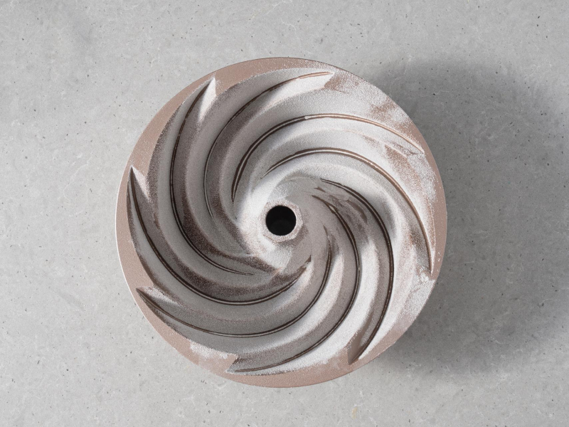 Forma wysmarowana tłuszczem i oprószona mąką pszenną.