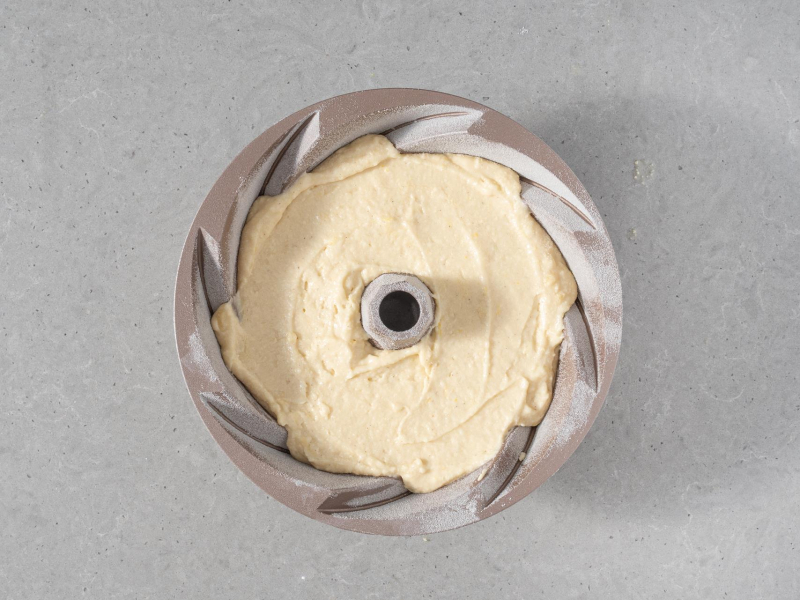 Ciasto przełożone do formy na babkę.