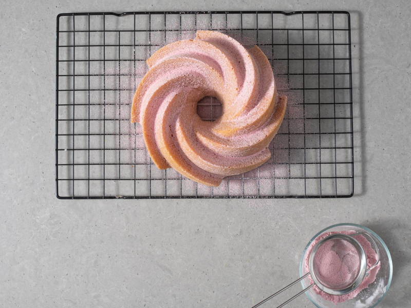 Babka bez jajek oprószona cukrem pudrem, wymieszanym z liofilizowanymi owocami.