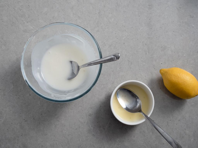 w miseczce lukier obok w miseczce sok z cytryny