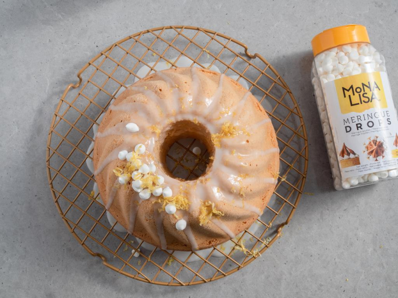 na kratce upieczona babka wielkanocna obok mini beziki białe Mona  Lisa