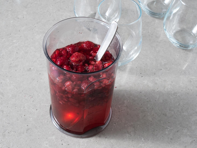 Rozmieszanie galaretki z malinami.