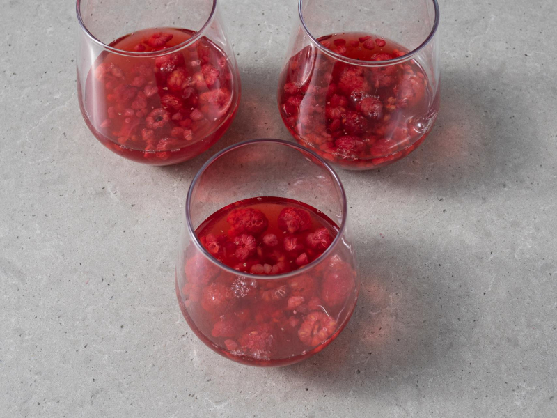 Galaretka z malinami roz艂o偶ona do puchark贸w.