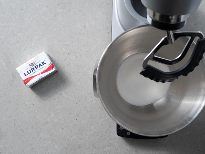 Robot kuchenny firmy Bosch. Obok kostka mas艂a Lurpak.
