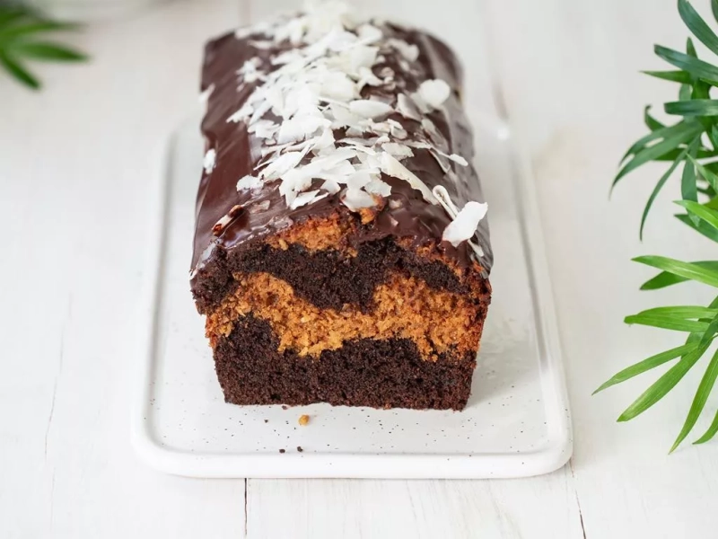 babka z keksówki marmurkowa oblana czekoladą i posypana płatkami kokosa