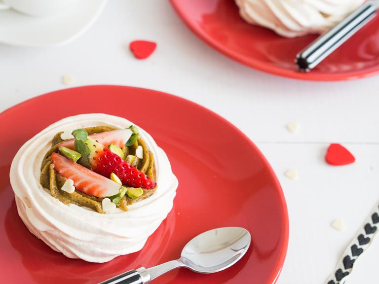 mini beza z kremem pistacjowym i truskawkami