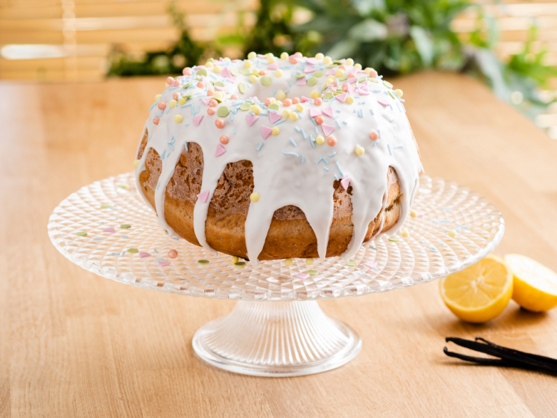 babka drożdżowa z lukrem i posypką cukrową