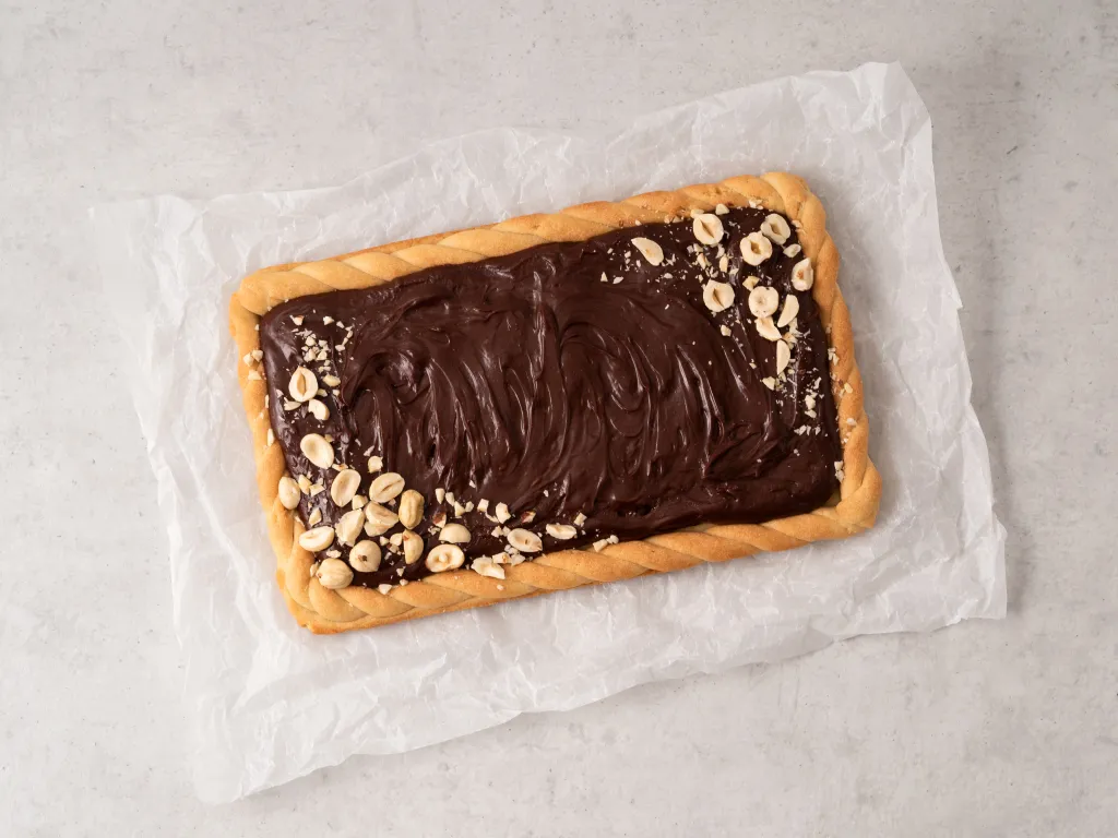 mazurek z nadzieniem czekoladowo-kajmakowym i orzechami laskowymi na Wielkanoc - Wszystkiego Słodkiego