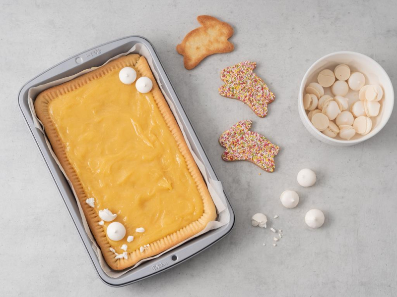 mazurek z kremem cytrynowym dekorowany bezami i zajączkami z ciasteczek