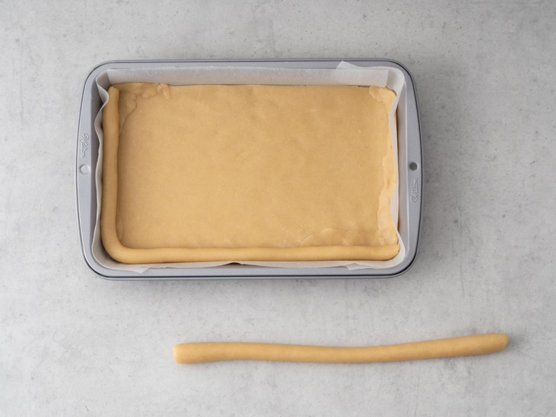 wykładanie kruchego ciasta na blasze