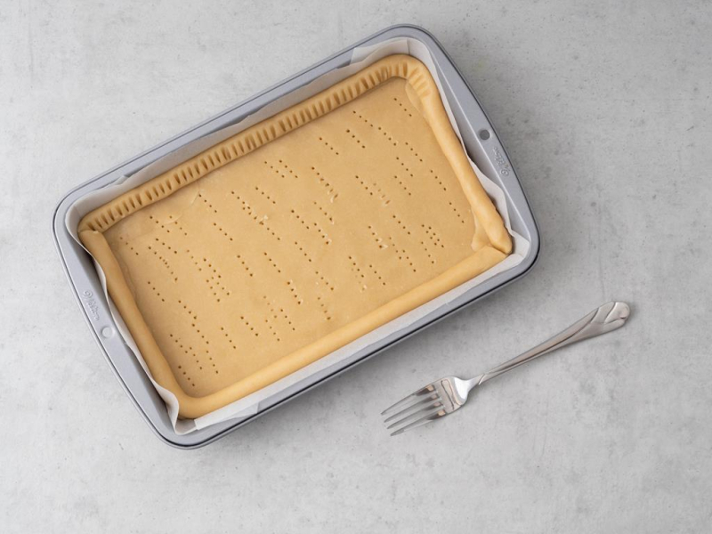 kruche ciasto na mazurek przed pieczeniem