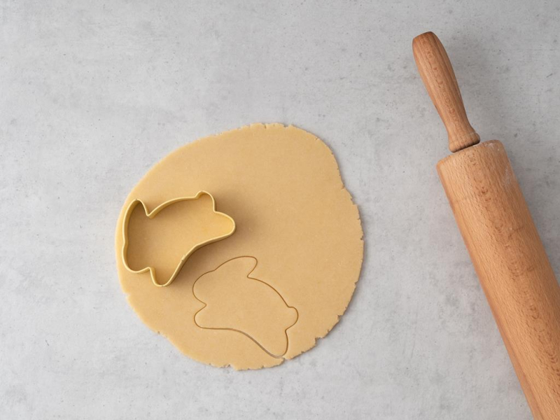 kruche ciasteczka zajączki do dekoracji mazurka cytrynowego