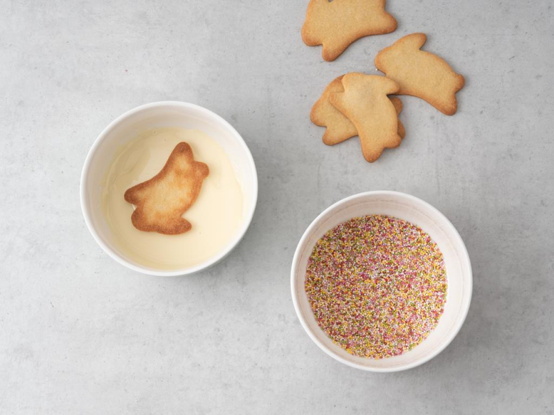 kruche ciasteczka dekorowane czekoladą i perełkami cukrowymi