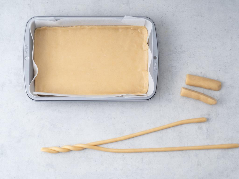 wykładanie ciasta w formie do pieczenia Wilton