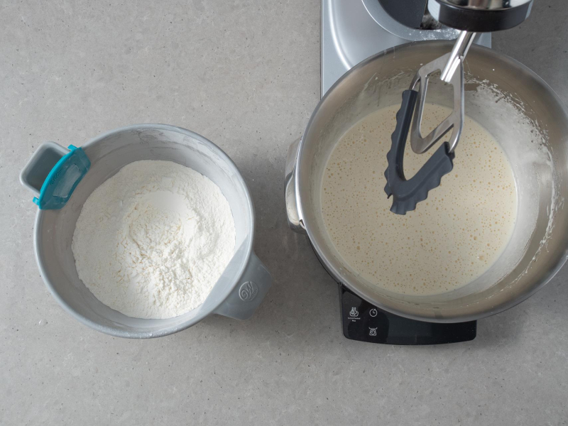 W misie wymieszane mokre składniki. Obok wymieszane suche składniki.