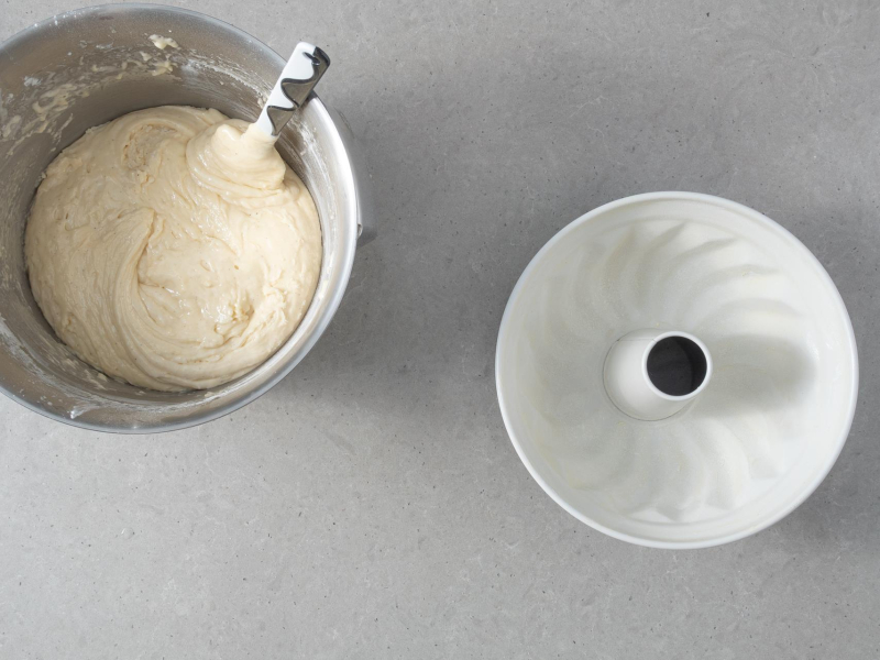 W misie miksera gotowe ciasto na babkę. Obok forma na babkę z kominem Dr. Oetker.