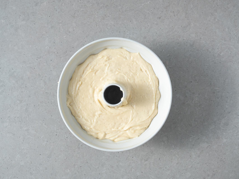 Ciasto na babkę przełożone do formy.