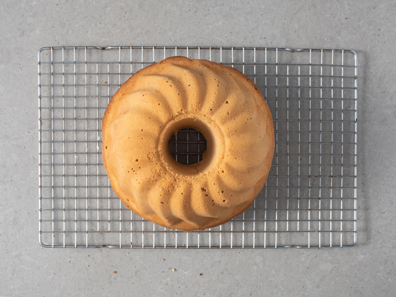 Upieczona babka wyciągnięta z formy, na kratce do pieczenia.