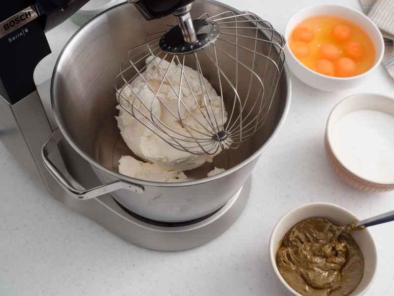 w misie miksera serki śmietankowe na sernik baskijski