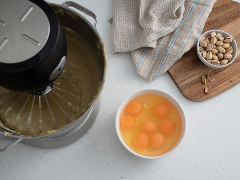 w miseczce jajka do sernika baskijskiego