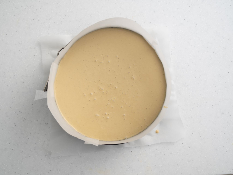 w tortownicy nieupieczony sernik baskijski pistacjowy