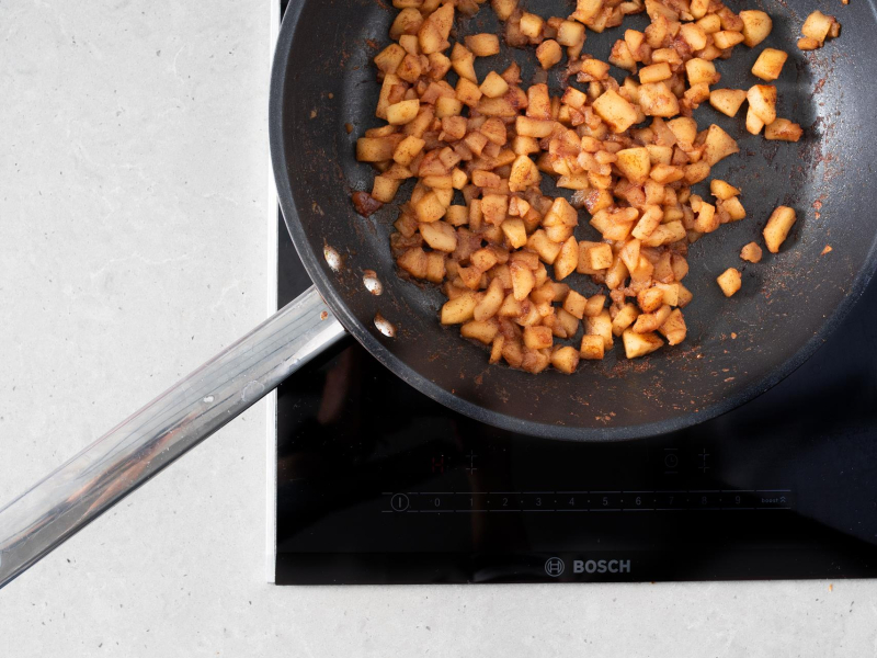 Podprażone jabłka na patelni.