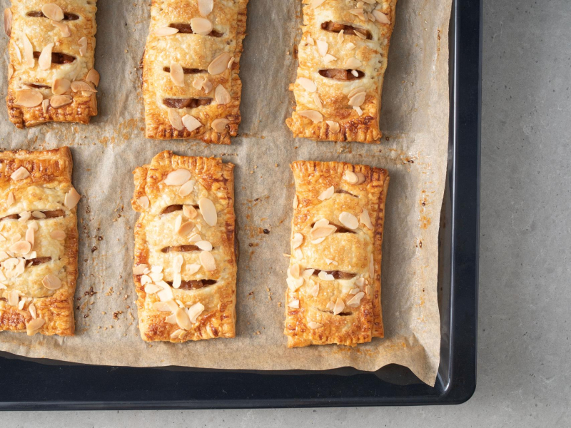 Upieczone ciastka z ciasta francuskiego z jabłkami.