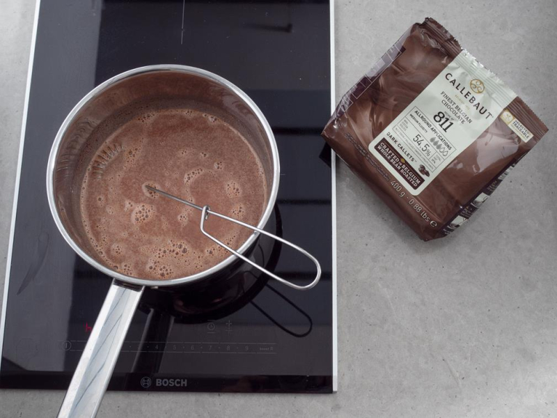 w rondelku rozpuszczona czekolada z mlekiem