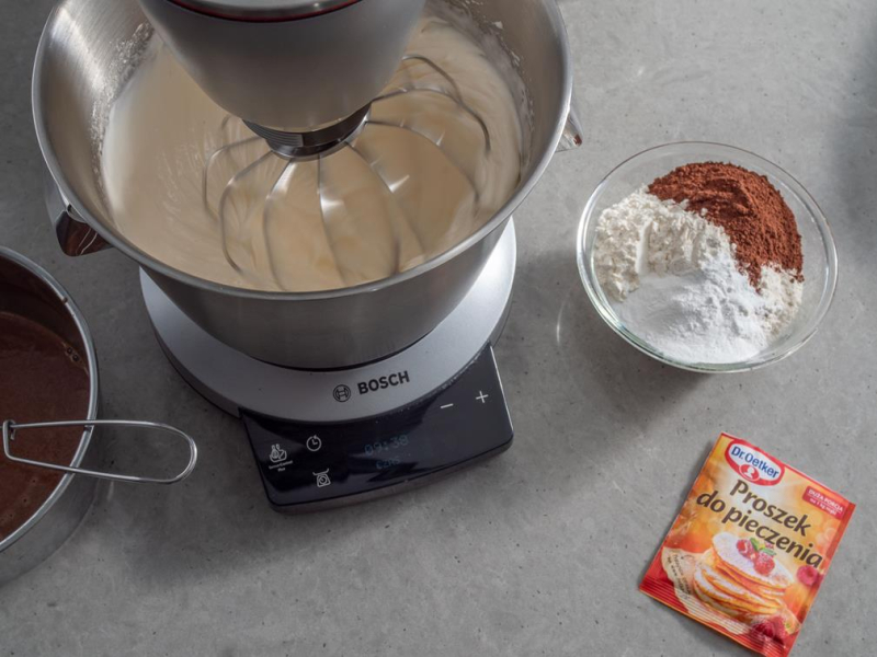 robot kuchenny bosch ubijający jajka obok proszek do pieczenia