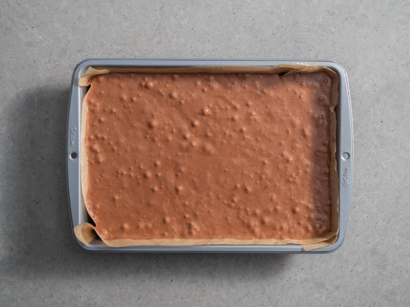 w formie do pieczenia nieupieczone ciasto czekoladowe