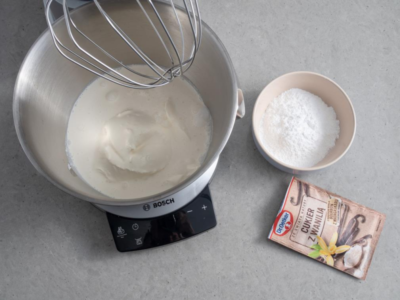 w misie robota bosch przygotowywany krem mascarpone z cukrem z wanilią Dr. Oetkera