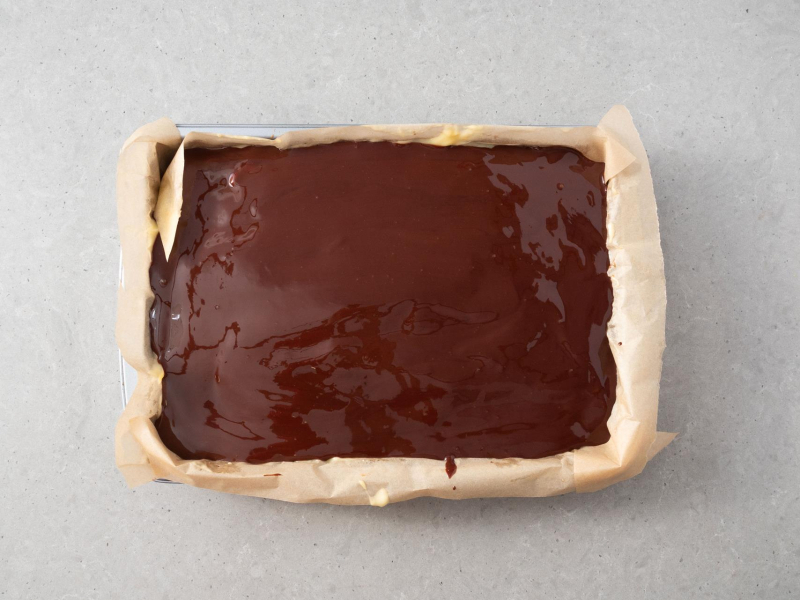 w foremce czekoladowe ciasto z polewą