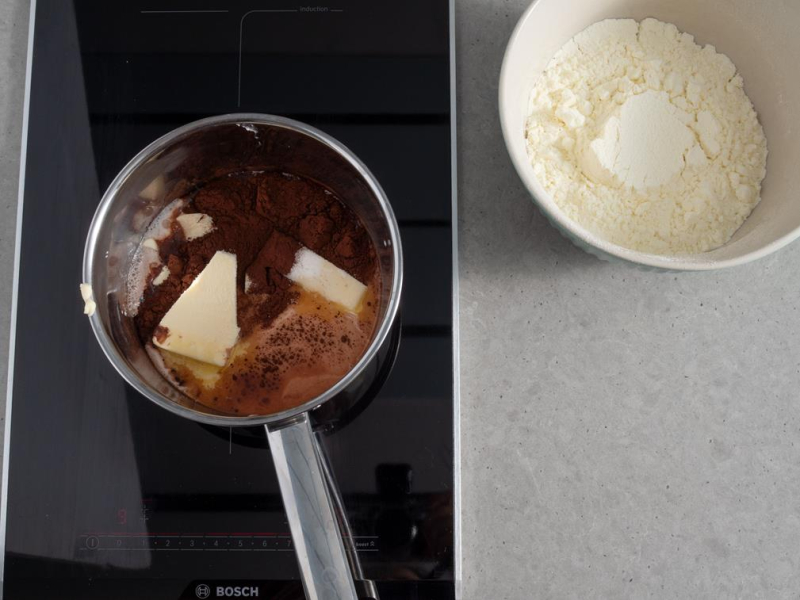 w rondelku składniki na masę do mazurka obok w misce mleko w proszku