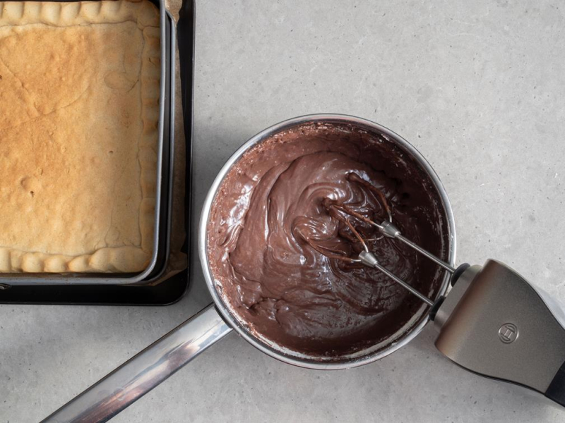 w rondelku nadzienie do mazurka z mlekiem w proszku i kakao