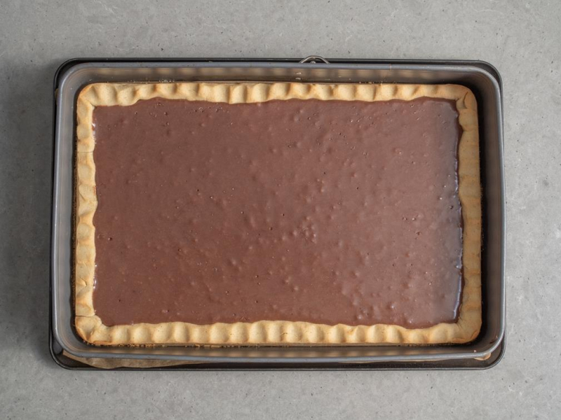 mazurek z kakaowym nadzieniem z  mlekiem w proszku