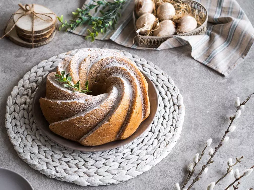 babka wielkanocna posypana cukrem pudrem