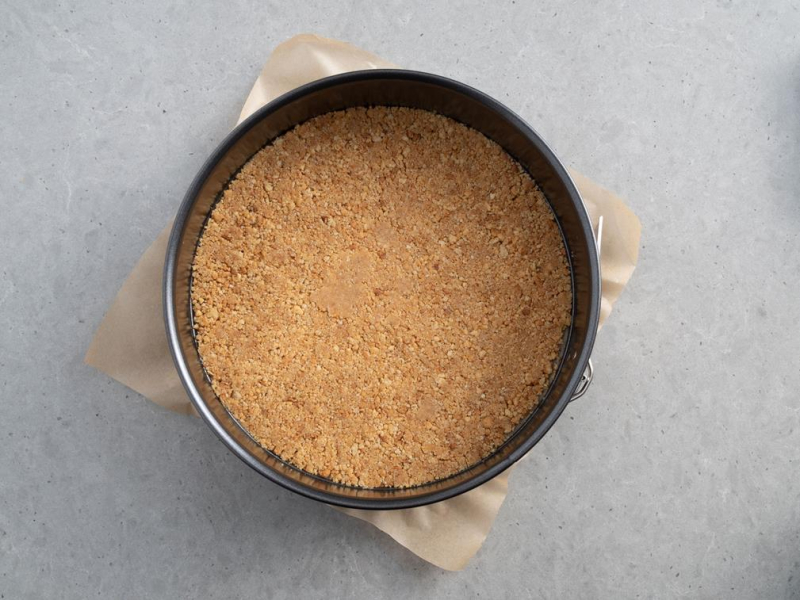 Tortownica wy艂o偶ona spodem z ciasteczek