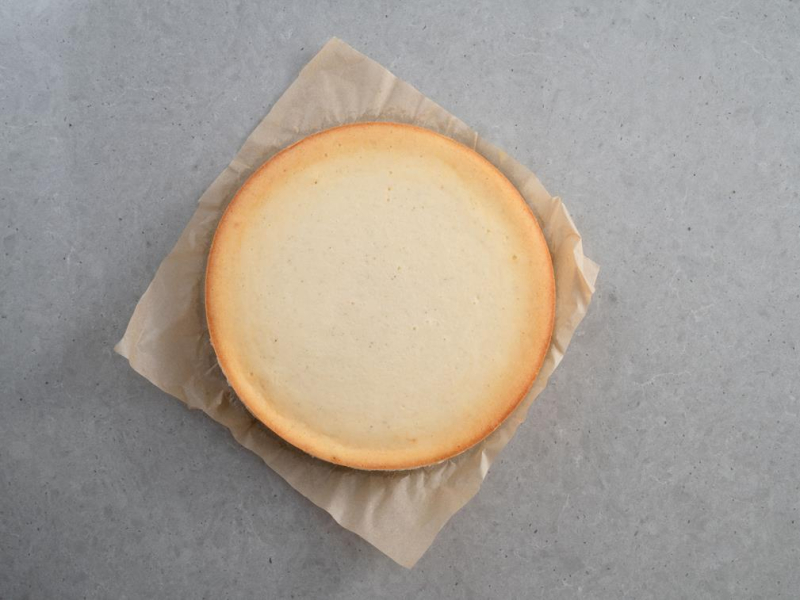 upieczony sernik na papierze do pieczenia