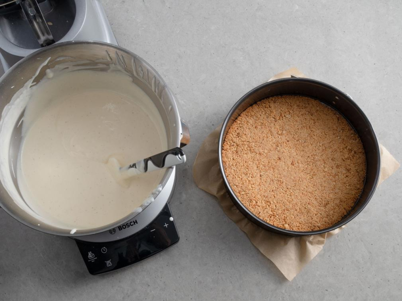 w misie robota masa na sernik obok tortownica z wy艂o偶onym spodem z ciasteczek