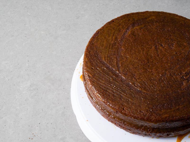 Ciasto czekoladowe przełożone dżemem morelowym.